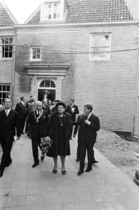 Koningin Juliana opent Amsterdams Historisch Museum in het voormalig Burgerweesh, Bestanddeelnr 922-9896