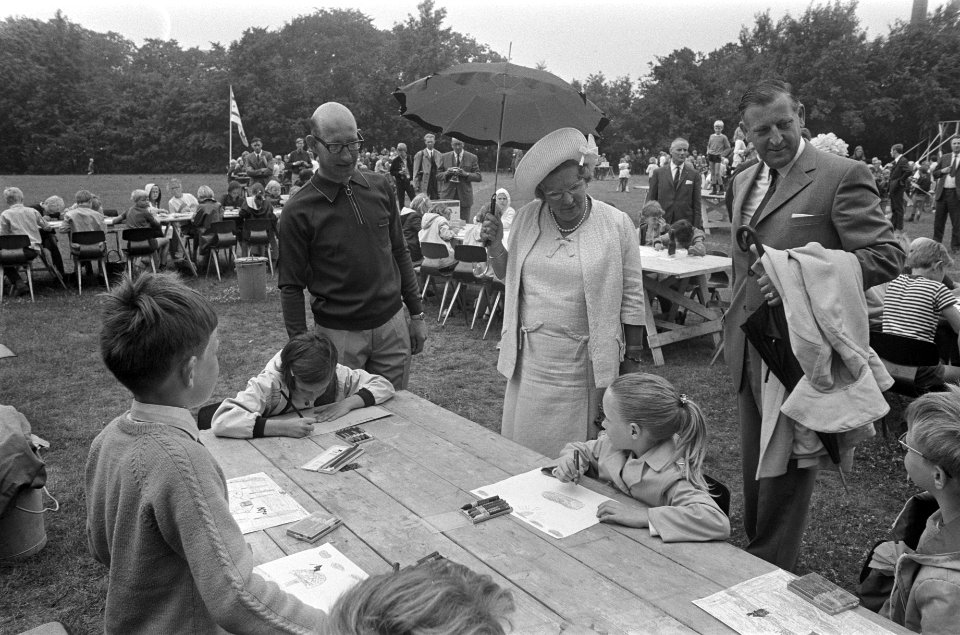 Koningin Juliana opent Synthese Radio Telescoop in Westerbork, Bestanddeelnr 923-6179