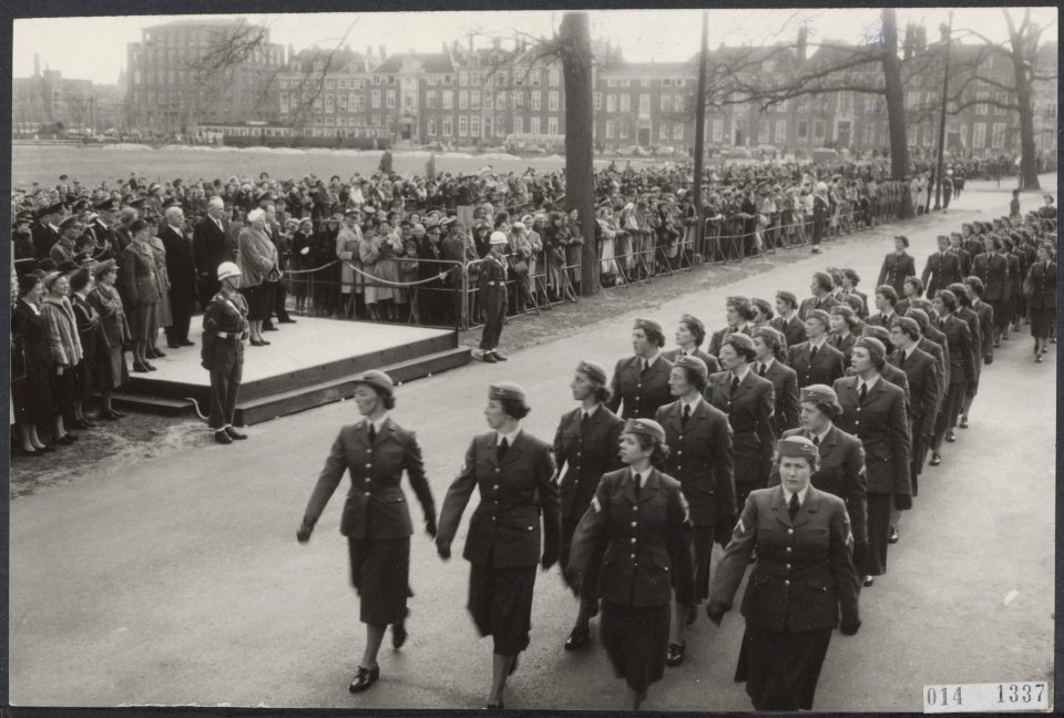 Koninklijk huis, koninginnen, parades, podia, ministers, milvas, Boorlaan, Hasse, Bestanddeelnr 014-1337