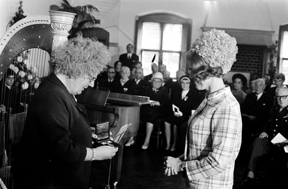 Koningin Juliana reikt de Florence Nightingalemedaille uit aan verpleegster mej, Bestanddeelnr 922-8253