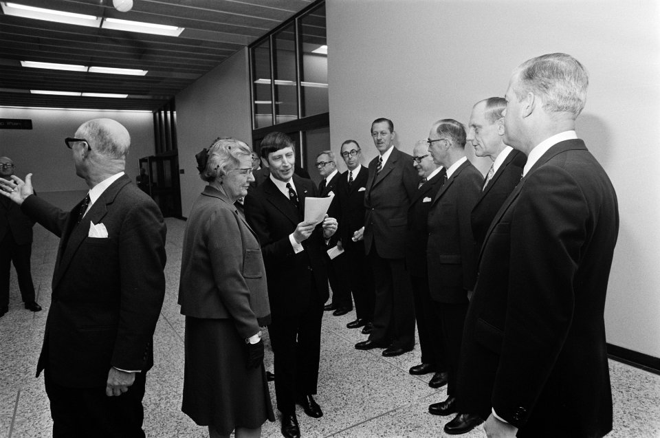 Koningin Juliana opent nieuw Paleis van Justitie in Den Haag begroeting koning, Bestanddeelnr 927-7747