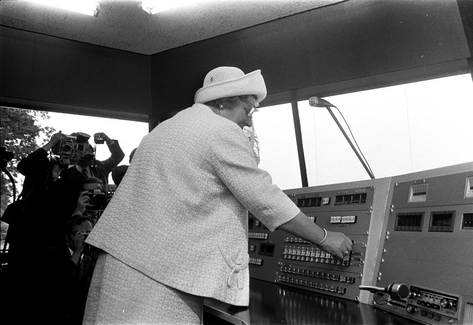 Koningin Juliana opent Synthese Radio Telescoop in Westerbork, Bestanddeelnr 923-6177