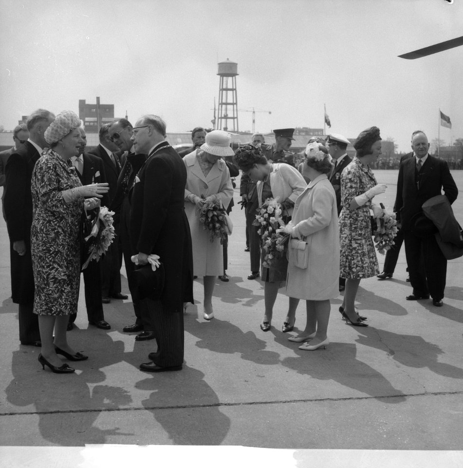 Koninklijk gezin in Den Bosch ( prinses Margriet brak schoenhak), Bestanddeelnr 913-8945