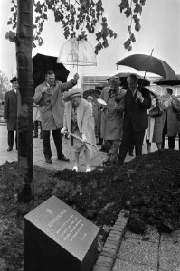 Koningin Juliana tijdens de planting van een koningslinde op de Floriade, Bestanddeelnr 925-6038