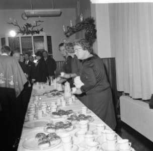 Koningin Juliana schenkt chocolade in, Bestanddeelnr 915-8775