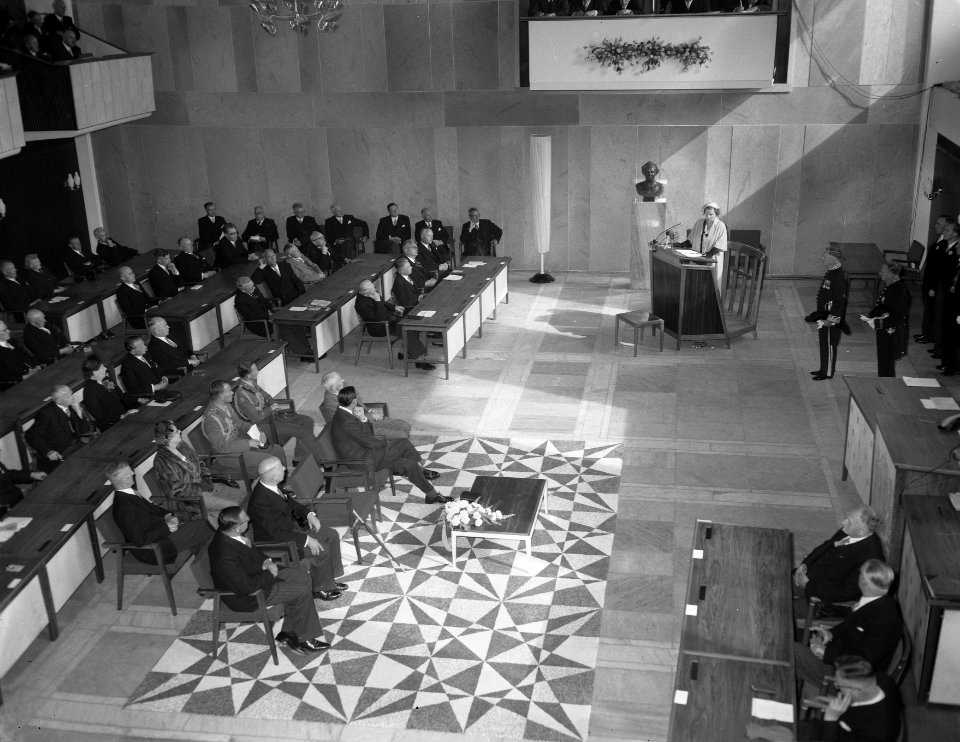 Koningin Juliana opent nieuw Provinciehuis te Arnhem, Bestanddeelnr 906-7194