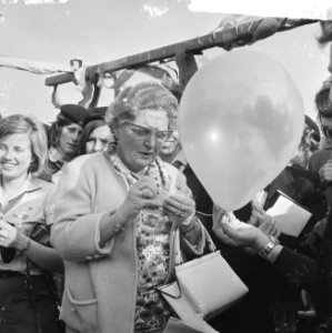 Koningin Juliana schrijft haar naam op het kaartje aan de ballon, Bestanddeelnr 917-8228