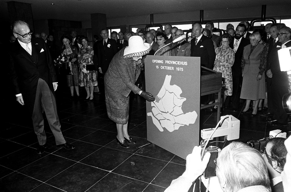 Koningin Juliana opent nieuw provinciehuis Den Haag koningin Juliana openingsh, Bestanddeelnr 928-2078