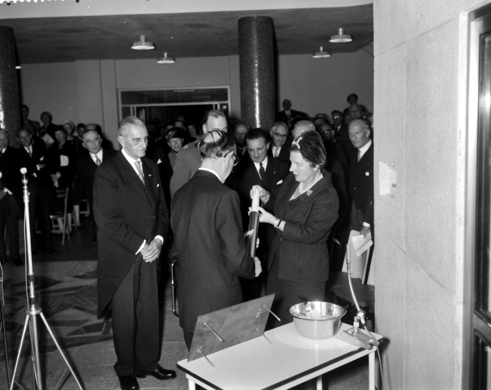 Koningin Juliana opent het Rode Kruis Ziekenhuis in Den Haag, Bestanddeelnr 911-7157