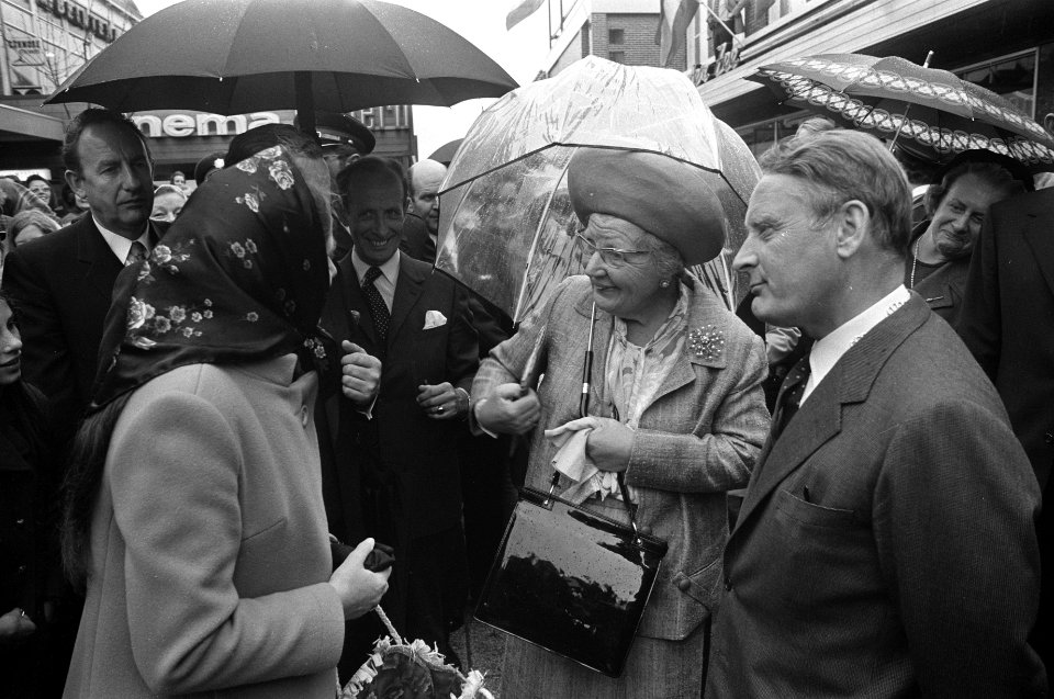 Koningin Juliana spreekt met inwoonster van Drachten, Bestanddeelnr 925-5380