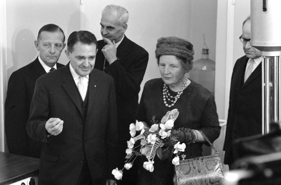 Koningin Juliana opent Instituut voor Landbouwhuishoudkunde Wageningen . Tijdens, Bestanddeelnr 913-2193