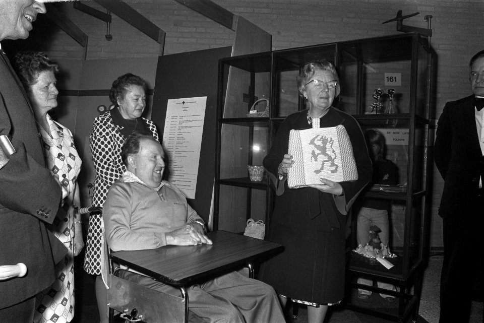 Koningin Juliana opent in Flevohof Welfau Idee 73 , koningin Juliana plaatst the, Bestanddeelnr 926-3732