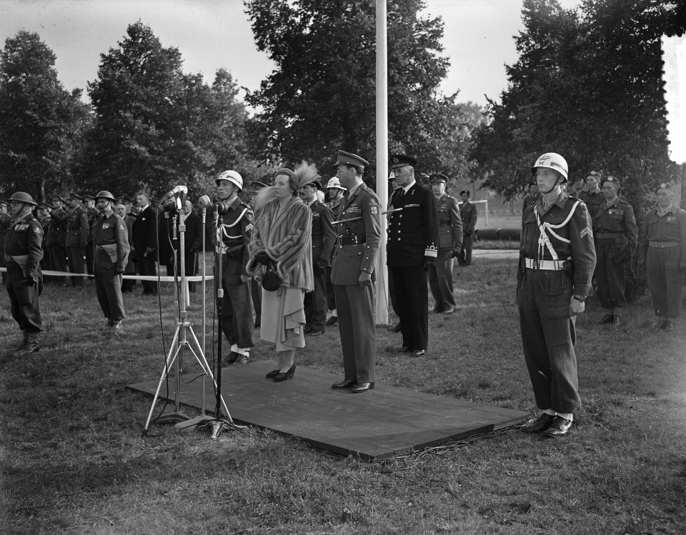 Koningin Juliana reikt vaandels uit aan de Infanterie Kazerne te Amersfoort, Bestanddeelnr 904-7973