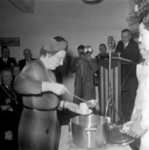 Koningin Juliana opent tehuis Huis en Haard voor ouden van dagen te Arnhem, Bestanddeelnr 905-5058