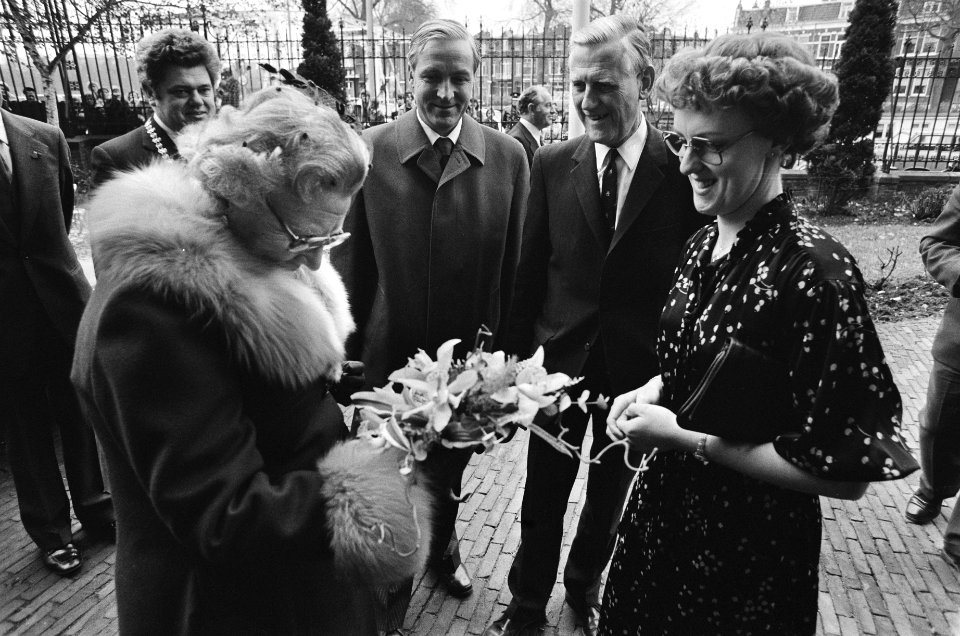 Koningin Juliana slaat eerste Unierijksdaalder in Utrecht, Bestanddeelnr 930-0019