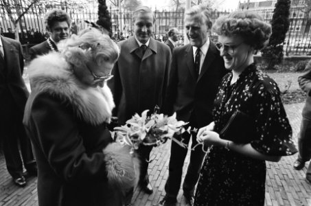 Koningin Juliana slaat eerste Unierijksdaalder in Utrecht, Bestanddeelnr 930-0019 photo