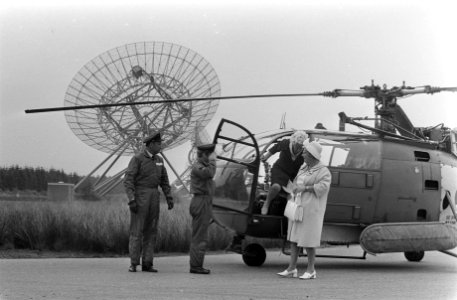 Koningin Juliana opent Synthese Radio Telescoop in Westerbork, Bestanddeelnr 923-6184