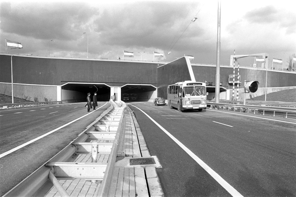 Koningin Juliana opent de Drechttunnel zicht op de tunnelbuizen, Bestanddeelnr 929-4389