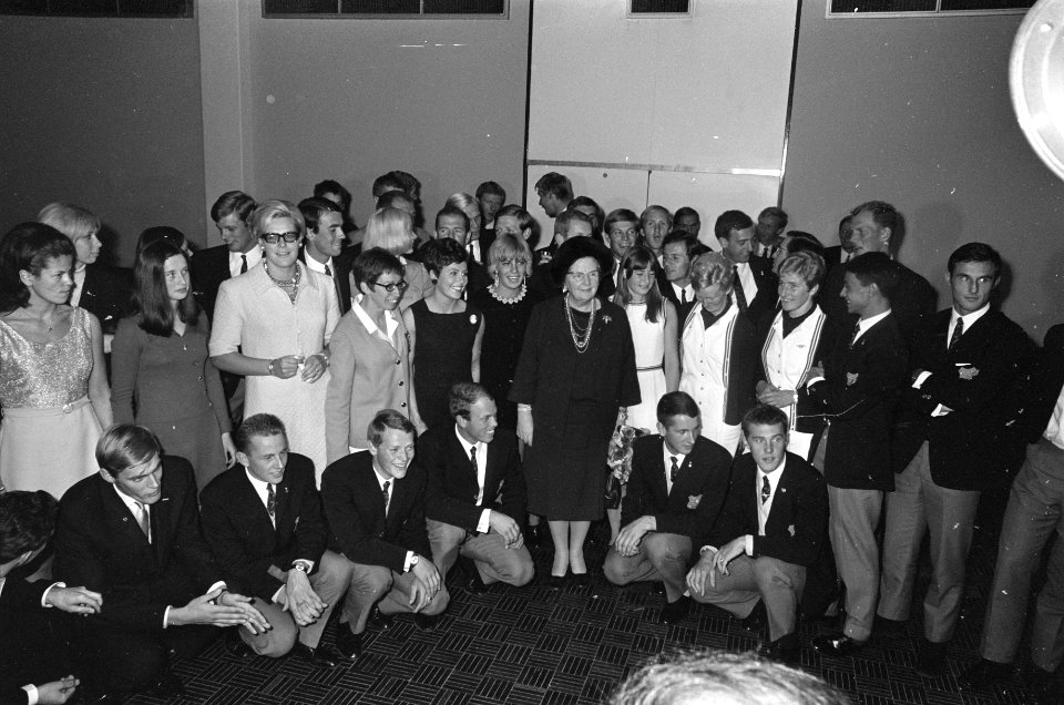 Koningin Juliana temidden van deelnemers, Bestanddeelnr 921-8386