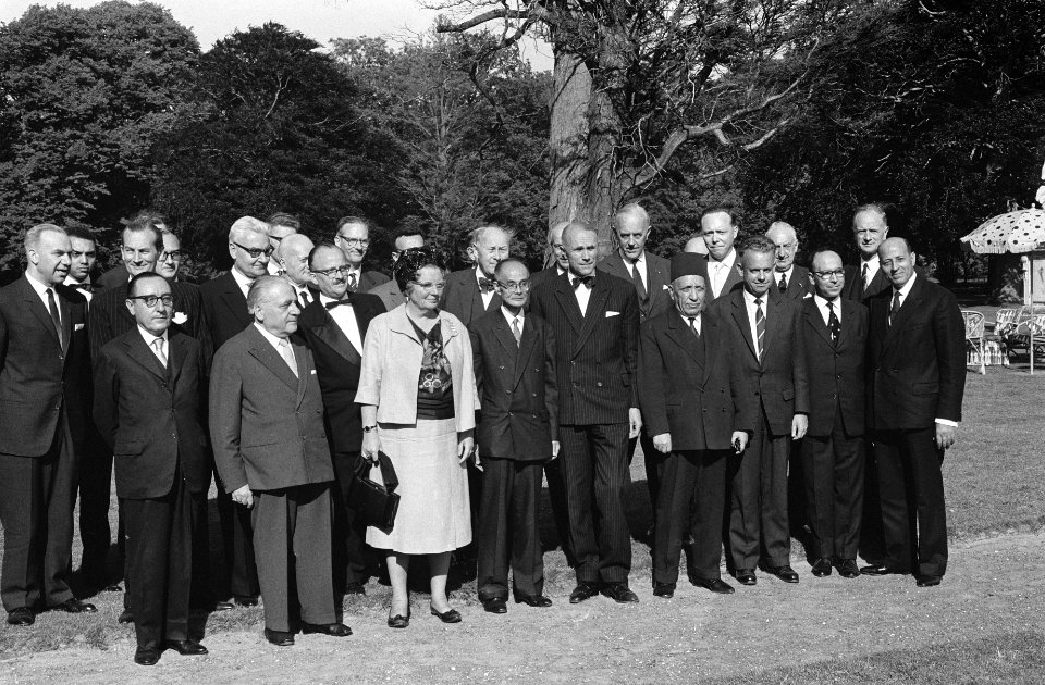 Koningin Juliana temidden van de deelnemers, Bestanddeelnr 915-2422