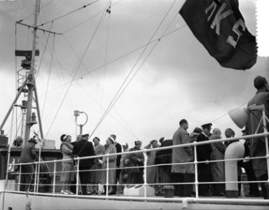 Koningin Juliana stelt te IJmuiden hospitaal-kerkschip De Hoop III in dienst, Bestanddeelnr 907-2229