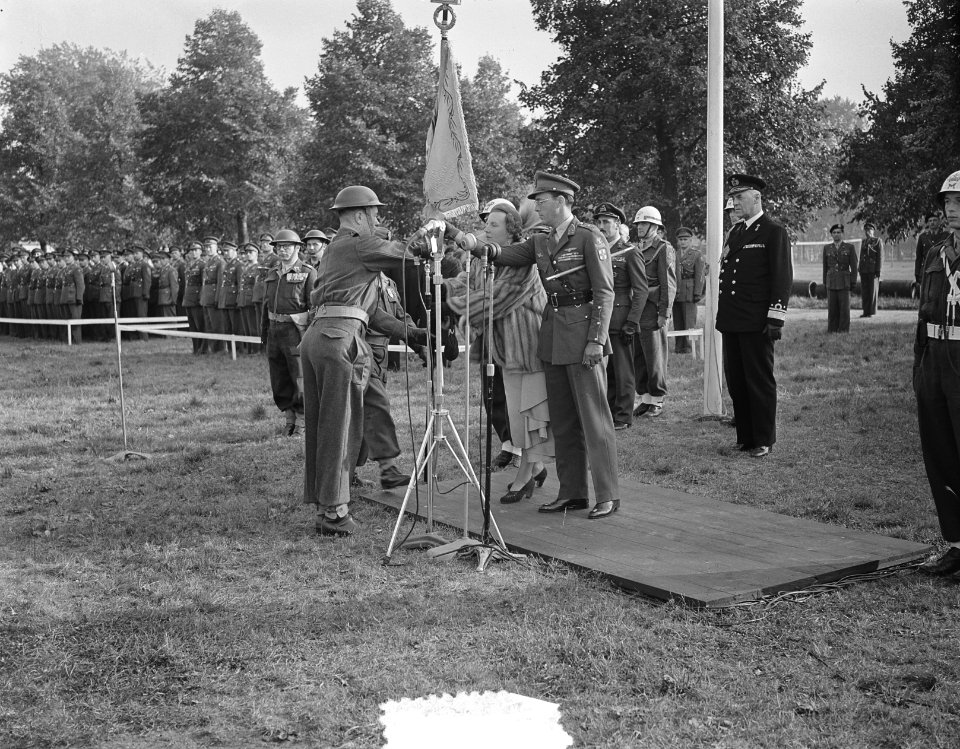 Koningin Juliana reikt vaandels uit aan de Infanterie Kazerne te Amersfoort, Bestanddeelnr 904-7974