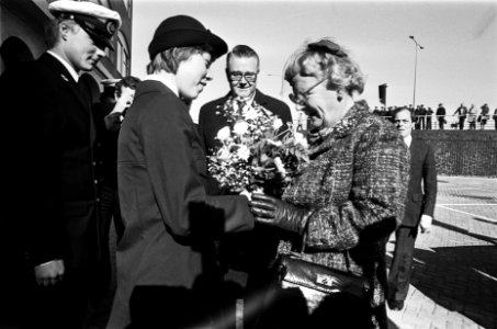 Koningin Juliana opent nieuw gebouw Hogere Zeevaart School in Amsterdam rondgan, Bestanddeelnr 929-6596