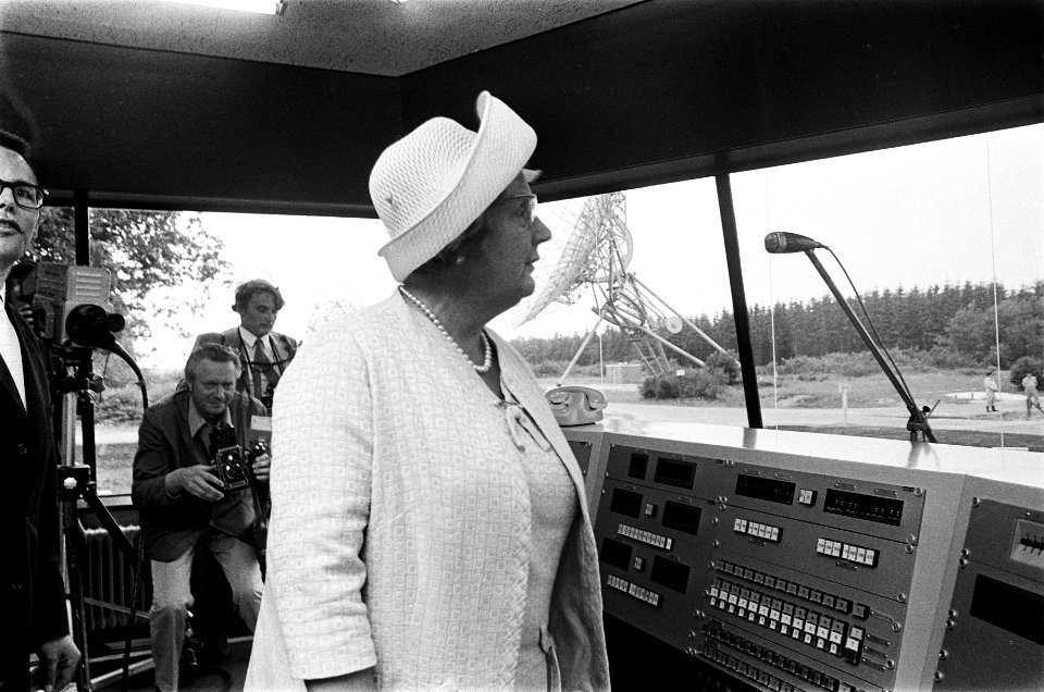 Koningin Juliana opent Synthese Radio Telescoop in Westerbork, Bestanddeelnr 923-6176