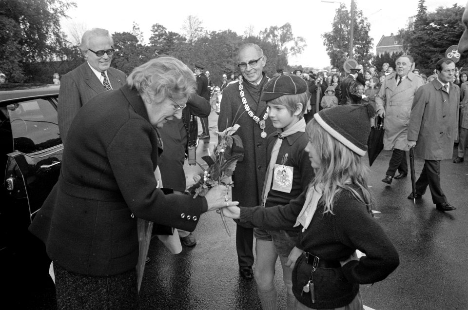 Koningin Juliana opent nieuw gebouw Scouting Nederland in Amersfoort, koningin J, Bestanddeelnr 926-7620