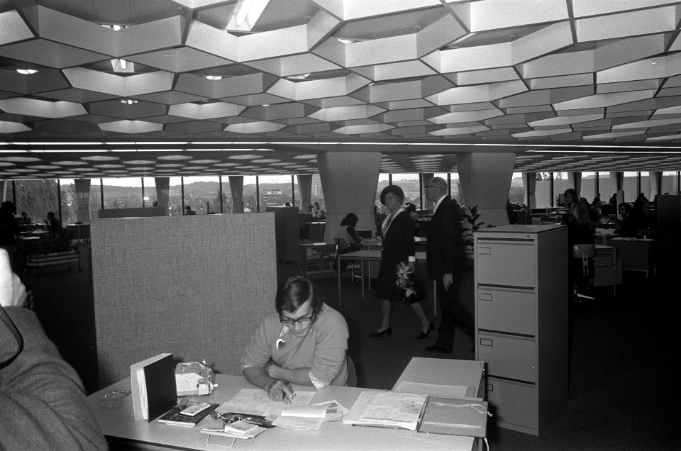 Koningin Juliana opent nieuw gebouw Algemeen Burgelijk Pensioen Fonds in Heerlen, Bestanddeelnr 926-7574