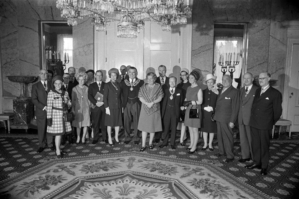 Koningin Juliana te midden van de Britse delegatie van tuinlieden, Bestanddeelnr 923-4626