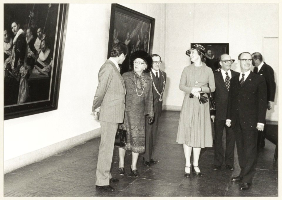 Koninklijk bezoek in Frans Halsmuseum. V.l.n.r. Prins Hendrik van Denemarken, Koningin Juliana, burgemeester de Gou, Koningin Margarethe van Denemarken, D. Couvée, musueumdirecteur, commiss, NL-HlmNHA 54009616
