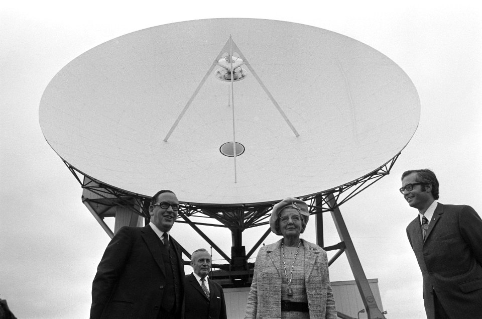 Koningin Juliana opent met telefoongesprek grondstation voor satellietenverkeer , Bestanddeelnr 926-6770