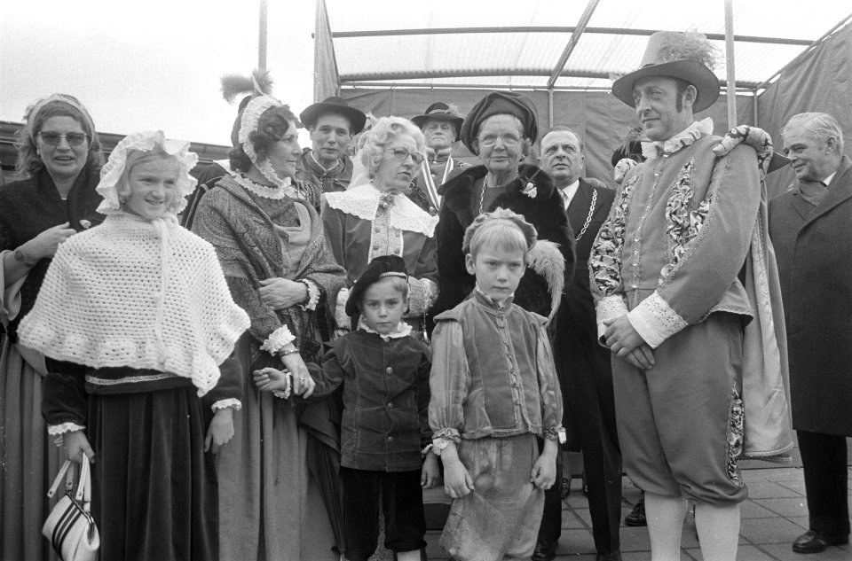 Koningin Juliana temidden van inwoners van Den Briel, Bestanddeelnr 925-4998