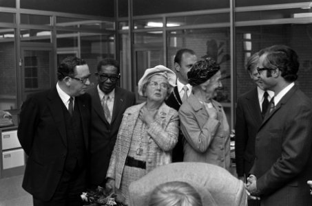Koningin Juliana opent met telefoongesprek grondstation vo satellietenverkeer in, Bestanddeelnr 926-6773