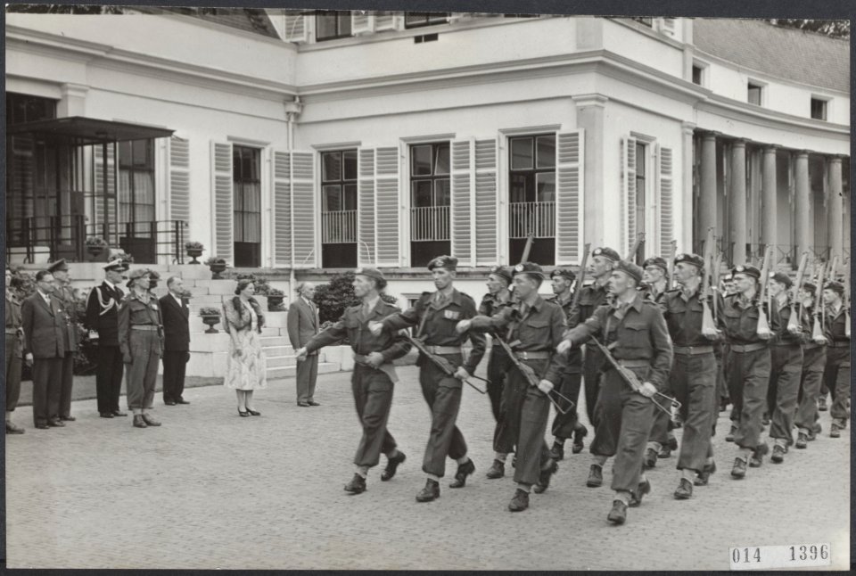 Koninklijk huis, koninginnen, parades, militairen, Juliana, koningin, Vermeer W, Bestanddeelnr 014-1396