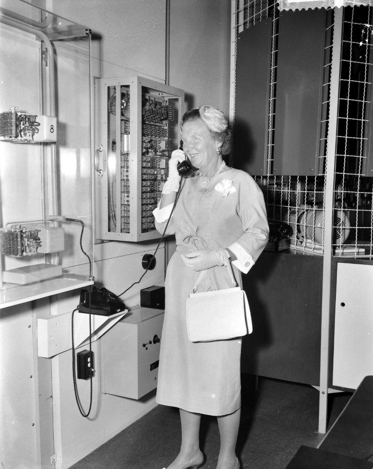 Koninklijk bezoek aan Amsterdam, koningin Juliana voert een telefoongesprek, Bestanddeelnr 910-6496
