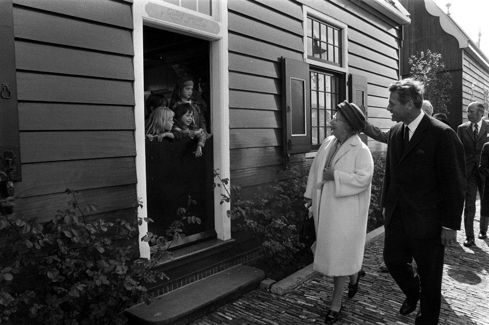 Koningin Juliana tijdens een rondleiding langs Zaanse huisjes, Bestanddeelnr 925-6546