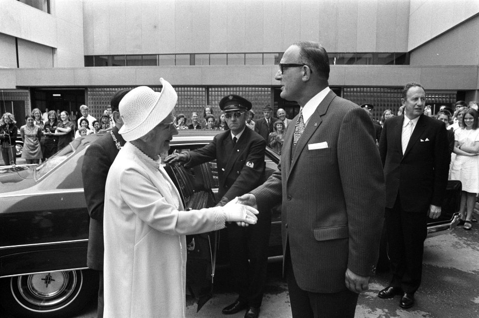 Koningin Juliana tijdens een wandeling door de Amsterdamse buurt in Haarlem, Bestanddeelnr 925-7078