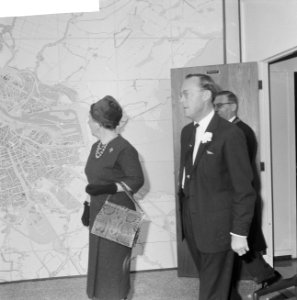 Koninklijk bezoek aan Amsterdam Koningin en prins in het Havengebouw, Bestanddeelnr 913-4661