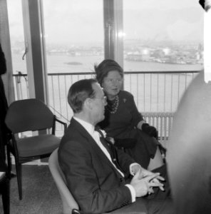 Koninklijk bezoek aan Amsterdam Koningin en prins in receptiezaal Havengebouw, Bestanddeelnr 913-4664