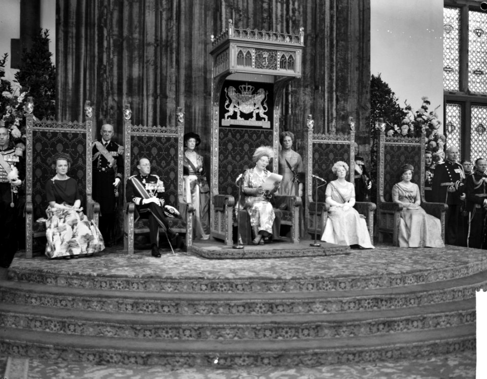 Koningin Juliana tijdens het uitspreken van de troonrede, links van haar prins B, Bestanddeelnr 914-3436