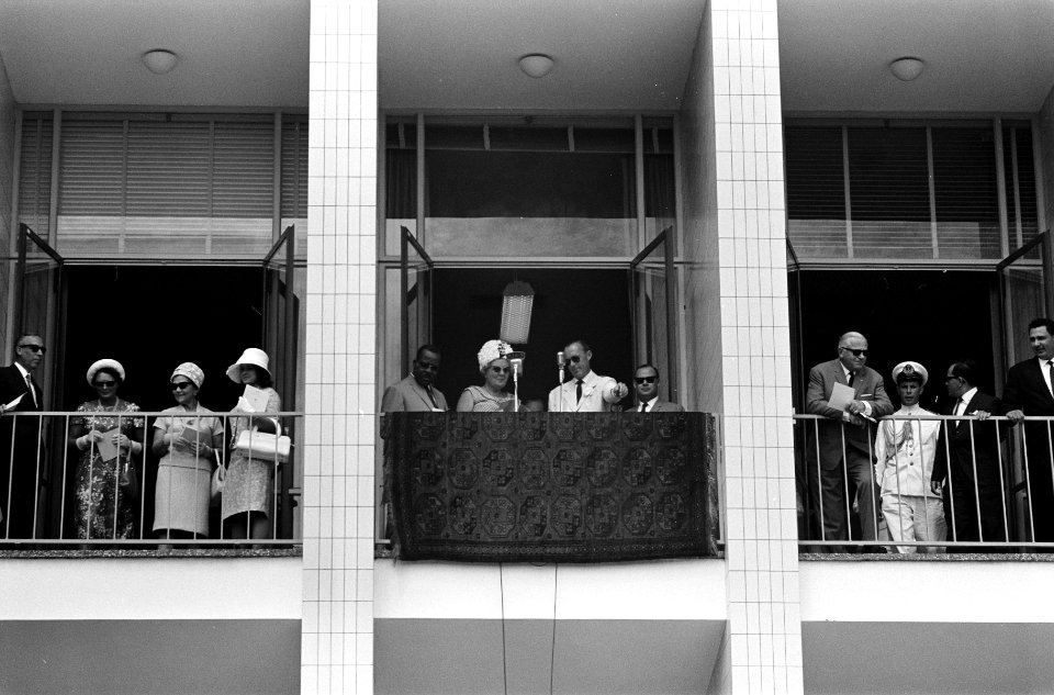 Koninklijk bezoek aan Aruba, aankomst, begroeting bij Landskantoor Oranjestad, Bestanddeelnr 918-2640
