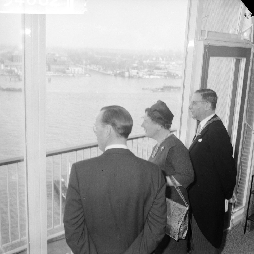 Koninklijk bezoek aan Amsterdam Koningin en prins en burgemeester van Hall kijk, Bestanddeelnr 913-4662