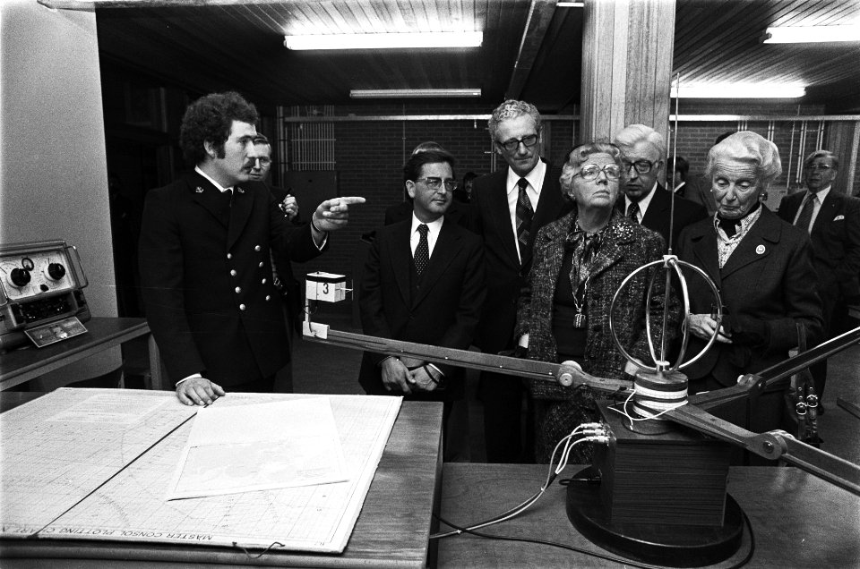 Koningin Juliana opent nieuw gebouw Hogere Zeevaart School in Amsterdam rondgan, Bestanddeelnr 929-6598