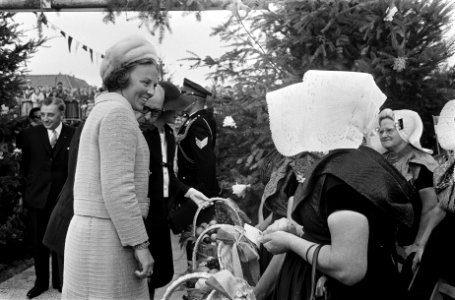 Koninklijk bezoek naar Zeeland. Links prinses Beatrix met Zeeuwse in klederdrach, Bestanddeelnr 920-7031