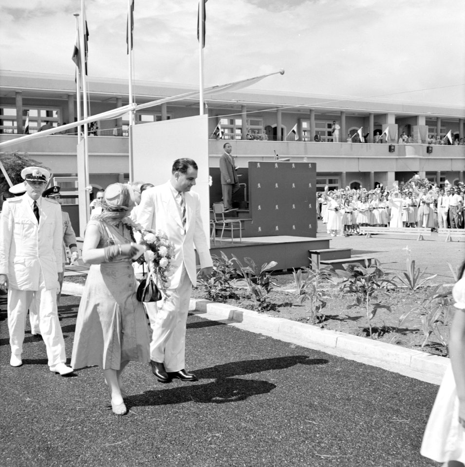 Koningin Juliana tijdens het bezoek aan het Stuyvesant-college in Willemstad, Bestanddeelnr 252-3685