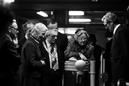 Koningin Juliana opent nieuw gebouw Hogere Zeevaart School in Amsterdam rondgan, Bestanddeelnr 929-6597
