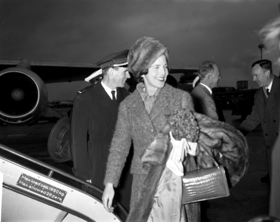 Koninig Leopold en prinses de Rethy op Schiphol, Bestanddeelnr 913-4038