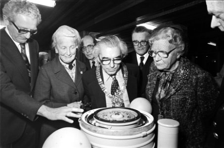 Koningin Juliana opent nieuw gebouw Hogere Zeevaart School in Amsterdam koningi, Bestanddeelnr 929-6589